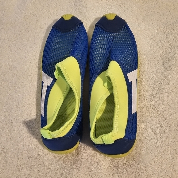 NWOT blue & yellow water shoes size 6.5 - Picture 2 of 7